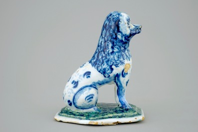 Een blauw-witte Delfts aardewerken hond op een grondje, 18e eeuw
